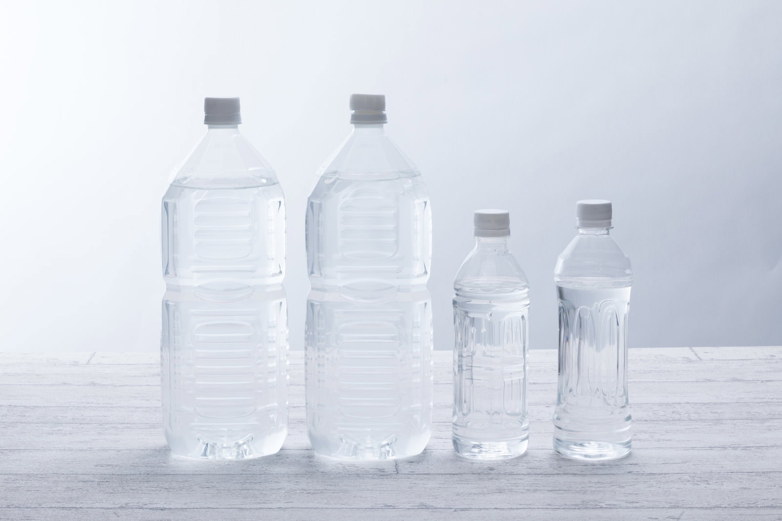 大小4本のペットボトルが並ぶ