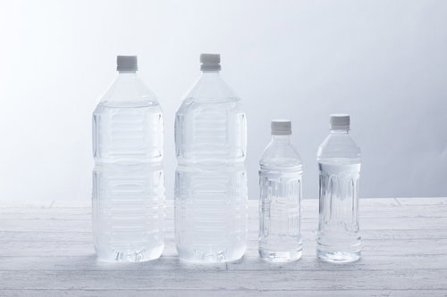 注がれる水と気泡のクローズアップ