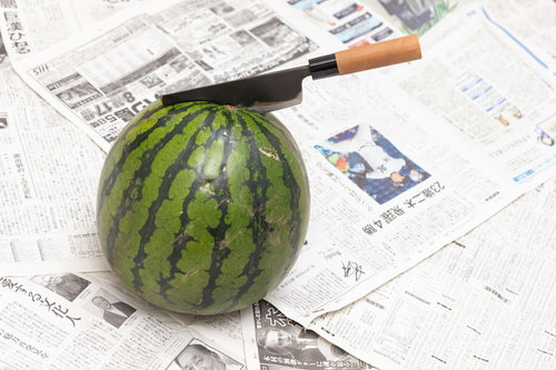 薄刃包丁が西瓜にぐっさり刺さる瞬間の料理風景
