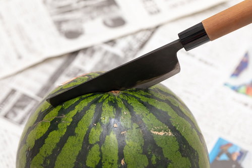 包丁で西瓜を切断する調理シーン