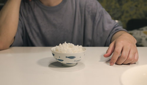 茶碗に盛られた炊きたての白いご飯、湯気が立ち上る白米