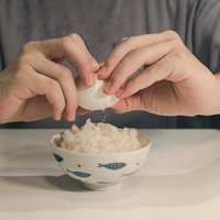 なかなか卵が割れない朝食の卵かけご飯作りの写真
