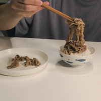 にく！にく！にく！箸で牛肉を持ち上げる牛丼の食事シーンの写真