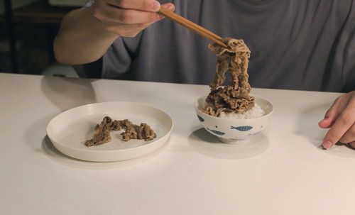 にく！にく！にく！箸で牛肉を持ち上げる牛丼の食事シーン