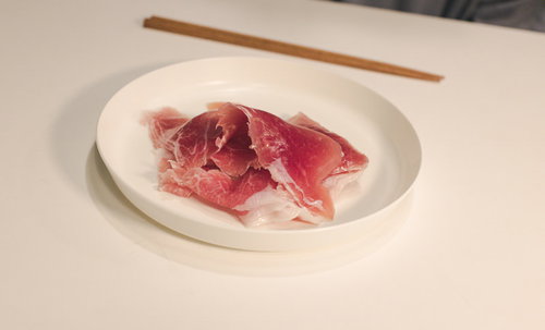 白い皿に盛られた生肉、調理前の新鮮な赤身牛肉