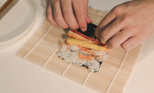 巻きすで巻いてる！手巻き寿司を作る手元の調理工程