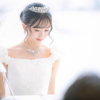 結婚証明書にサインをする花嫁の写真