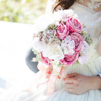 ブライダルの花束と新婚夫妻の手元の写真