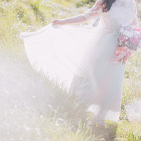 ウエディングドレスのスカートを翻すブーケを持った花嫁の写真