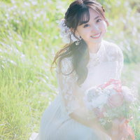 私、結婚しました！白いドレスとブーケを持つ花嫁の写真