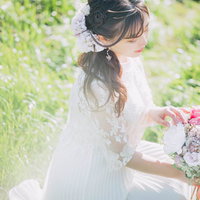 ウェディングドレスの花嫁がブーケの花を本数を数えるの写真