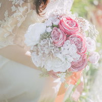 ピンクと白のブリザードフラワーで作ったブーケの写真