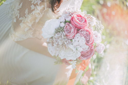 ピンクと白のブリザードフラワーで作ったブーケ