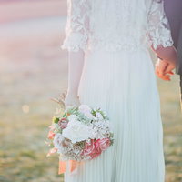 ずっと一緒だよ、新郎新婦が手を握るブーケ姿の結婚式の写真