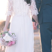 未来へ向かって手を握り歩き出す新婚夫婦のウェディングの写真