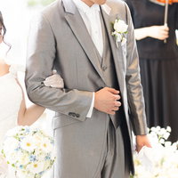 ゲストに祝福される新郎新婦の写真