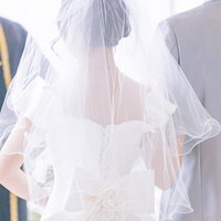 牧師の前で誓いの言葉を述べる花嫁、新郎と教会式の結婚式の写真