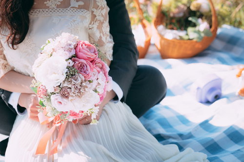 ウエディングドレスを着た花嫁がピンク色のブーケを持つおでかけウエディング