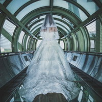 近未来的な通路を歩くウェディングドレス姿の女性の写真