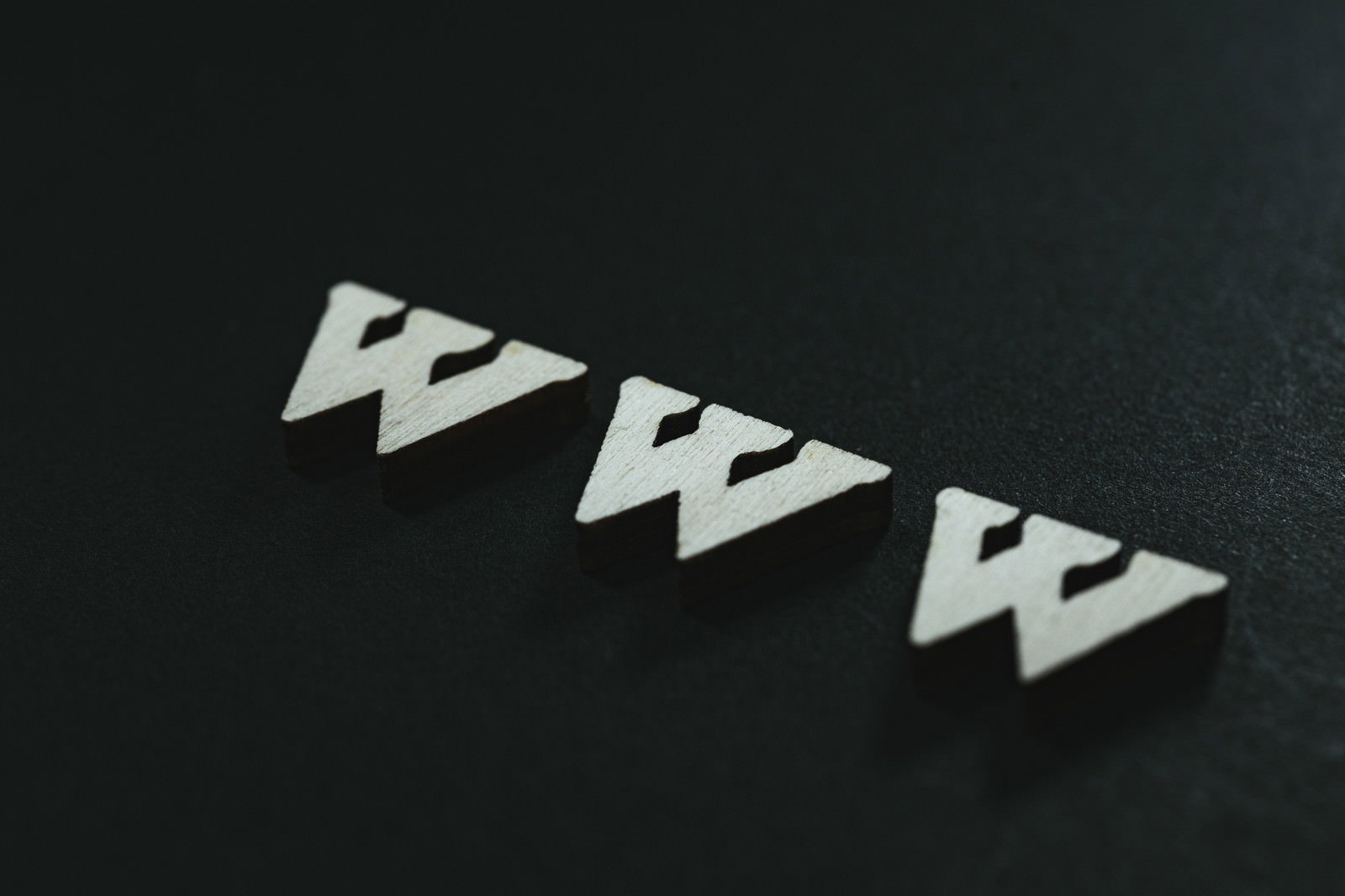 黒い背景に白いWWWの文字が3つ並んでいる様子