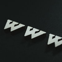 黒い背景に浮かぶWorld Wide WebのWWW白文字の写真