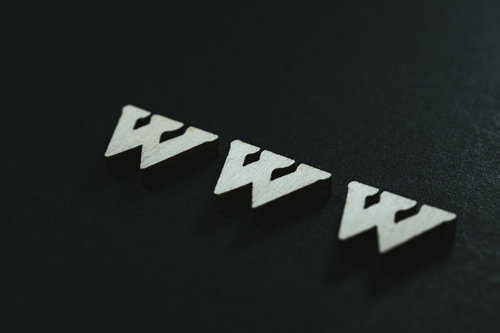 黒い背景に浮かぶWorld Wide WebのWWW白文字