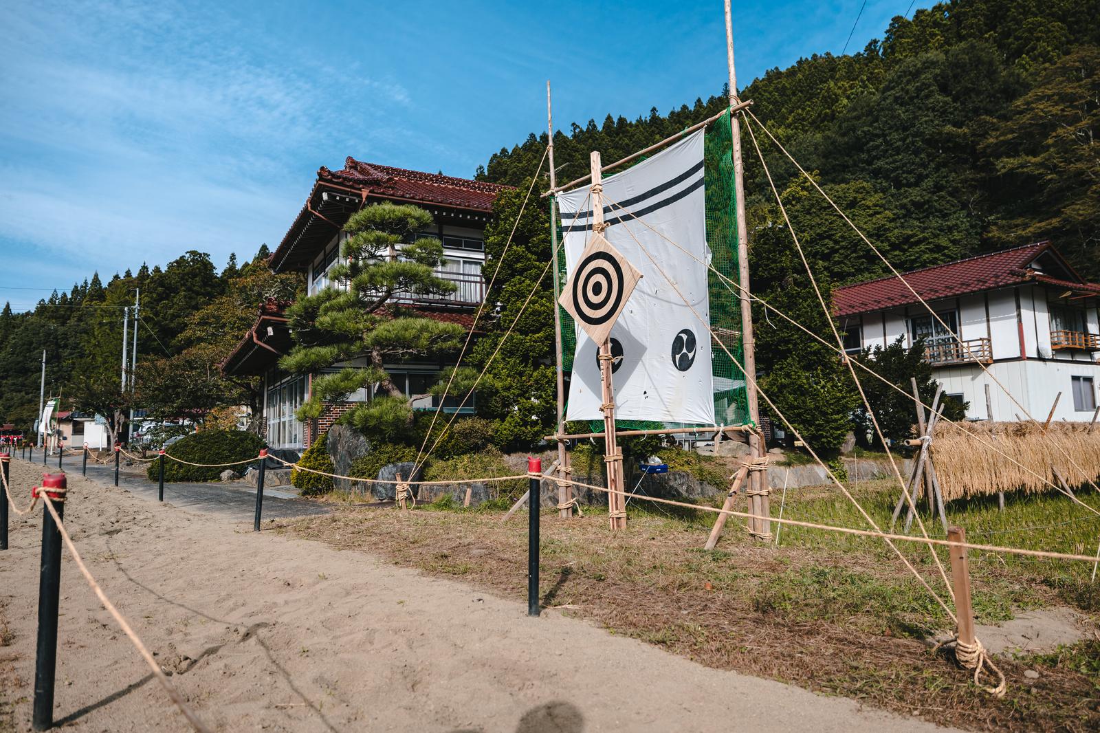 古殿八幡神社の流鏑馬コースに設置された的と境内の建物