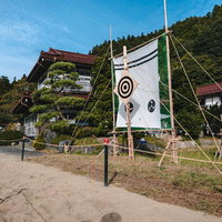 古殿八幡神社の流鏑馬コースと的・境内全景の写真