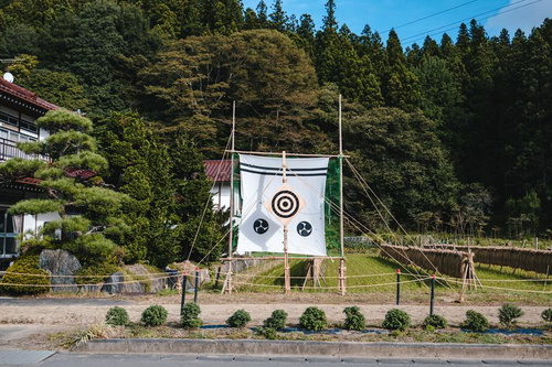 古殿八幡神社例大祭で行われた流鏑馬の的と競技の様子