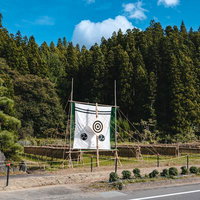 古殿八幡神社の流鏑馬特設コースと稲架掛け風景の写真