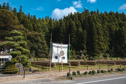 古殿八幡神社の流鏑馬特設コースと稲架掛け風景