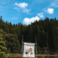 青空の下で古殿八幡神社の稲架掛けと流鏑馬の的の写真