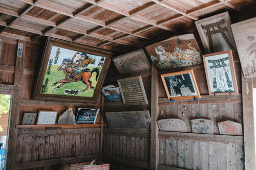 古殿八幡神社の境内に奉納された額や写真などの歴史資料