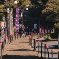 古殿八幡神社の流鏑馬特設コース、競技直前の静寂の写真