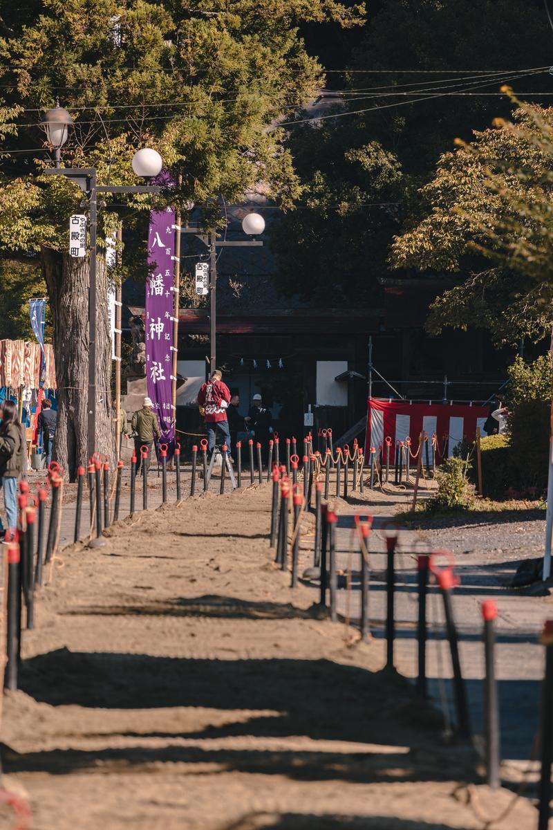 古殿八幡神社の流鏑馬コースで赤い旗が立てられた競技場と観客