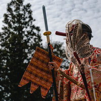 鎮座する像に落ちる格子の影の写真