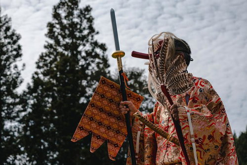 古殿八幡神社の境内に立つ装甲姿の天狗の置物