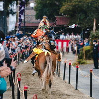 古殿町の古殿八幡神社で繰り広げられる流鏑馬、観客の前を疾走する射手の写真