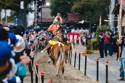 古殿町の古殿八幡神社で繰り広げられる流鏑馬、観客の前を疾走する射手