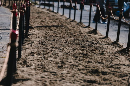 流鏑馬の疾走直後、特設コースの砂地に残る馬の足跡