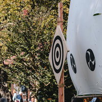 流鏑馬の会場に設置された的と観客席、古殿八幡神社の参道の写真