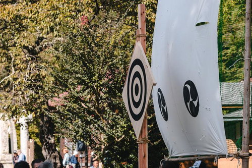 流鏑馬の会場に設置された的と観客席、古殿八幡神社の参道