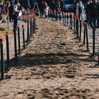 古殿八幡神社の流鏑馬特設コースに残された馬の足跡の写真