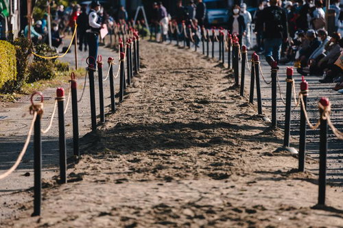 古殿八幡神社の流鏑馬特設コースに残された馬の足跡