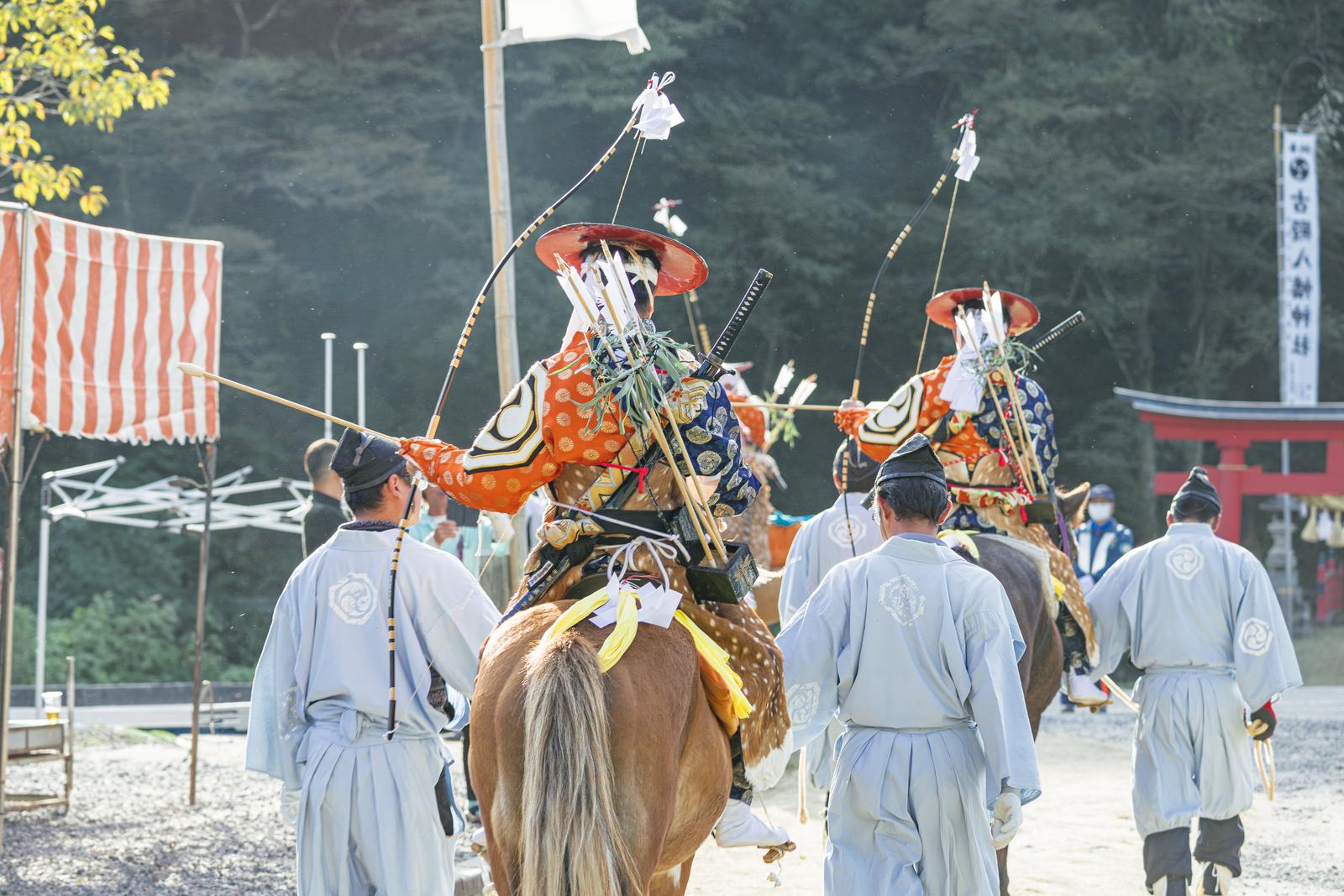 古殿八幡神社で行われる流鏑馬の行列。赤紺の甲冑姿の射手が馬に乗り、従者たちが付き添う