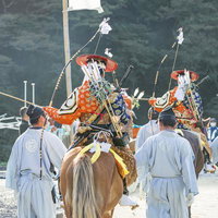 古殿八幡神社の流鏑馬、行列を成す射手たちと馬の写真