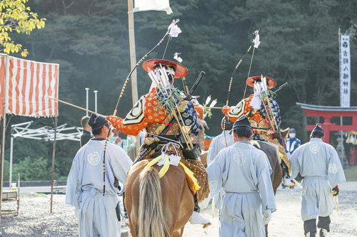 古殿八幡神社の流鏑馬、行列を成す射手たちと馬