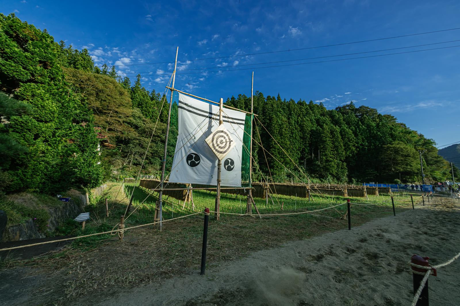 古殿町の流鏑馬で白い的に矢が命中している写真