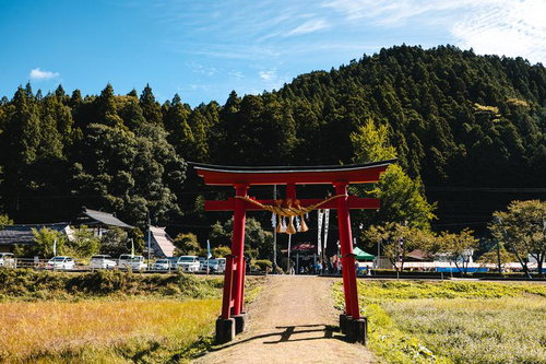 古殿町の古殿八幡神社に佇む朱色の鳥居と豊かな自然