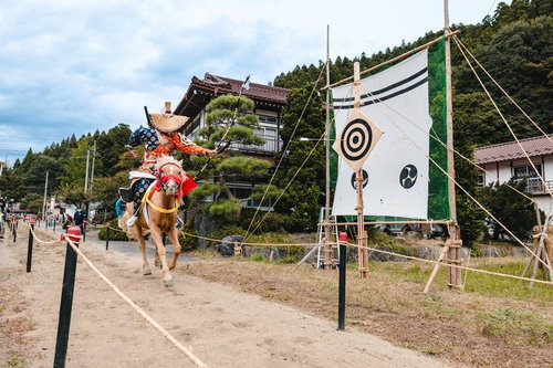 古殿町の古殿八幡神社で行われる流鏑馬、走り抜ける馬と的を射抜く射手